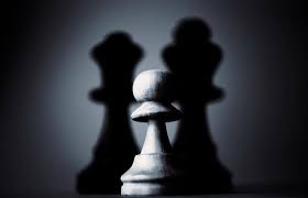 Raja catur hitam dengan jatuh pion putih di atas putih, konsep bisnis. Pawn Chess Piece 1080p 2k 4k 5k Hd Wallpapers Free Download Wallpaper Flare