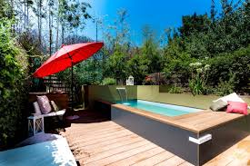 Ambiance Exotique Mini Piscine Rectangulaire Sur Une Terrasse Bois Realise Dans Un Jardin Urbain Piscine Hors Sol Bois Piscine Rectangulaire Jardins Urbains