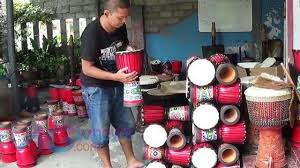 Alat musik tradisional ini memang telat dikenal sebagai kesenian adat melayu. Sejarah Berdirinya Industri Kendang Jimbe Ud Cahaya Timur Di Kota Blitar Halaman All Kompasiana Com