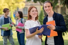 Te proponemos 10 aplicaciones para estudiantes para optimizar tus horas de estudio en la universidad. Estudiantes Universitarios Positivos Sonriendo Foto Gratis