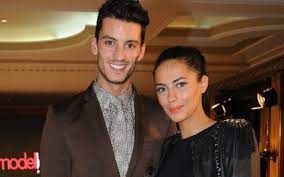 Rúben rua é o grande destaque da revista 'cristina', deste mês, e as revelações já começaram a aparecer.ficamos a saber que ele soube primeiro que o goucha que a cristina ia para a sic ().falou ainda do casamento com sofia ribeiro que durou apenas quatro meses, «a sofia foi a minha primeira namorada.foi o meu primeiro grande amor (…) Sofia Ribeiro Cumplice Em Video Com Ruben Rua Na Tvi Vip Pt