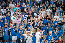 Kibice irlandii chętnie pozowali do zdjęć. Kibice Lecha I Warty Usiada Razem Na Trybunach Derby Wracaja Do Poznania Poznan Eska Pl