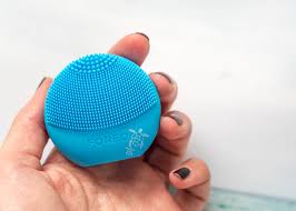 A slightly bigger version of the play with longer bristles and operated by aaa battery. Foreo Luna Play Review Buyer S Guide For Those Who Want To Upgrade Jessoshii