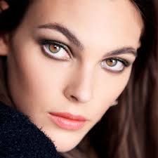 For the FALL-WINTER 2021 COLLECTION, the CHANEL Makeup Creation Studio has  created the "contour and light" technique. A tone-on-tone collection with  color harmonies of khaki, brownish red, champagne, ...