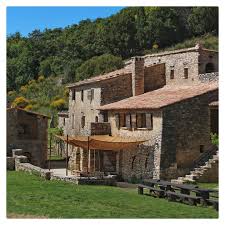 Welcome To Castellas Un Paradis Perdu En Pleine Nature A Quelques Metres Du Village De Sivergues Dans Le Vaucluse En 2020 Ancienne Ferme Pleine Nature Vaucluse