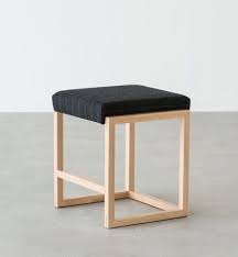 Der Name Cubo Stammt Aus Dem Italienischen Und Steht Fur Wurfel Seine Schlichte Form Verleiht Dem Hocker Seinen Charakter Er Ist Die Banqueta Cadeiras Cubo
