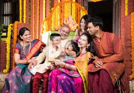 Das foto diwali essen chivada, chakali, murukku, anarse, shankar blass, indische snacks kann für persönliche und kommerzielle zwecke gemäß den bedingungen der erworbenen. Indische Familie Feiern Ganesh Festival Oder Diwali Essen Sussigkeiten Fototapete Fototapeten Selfie Sari Girlande Myloview De