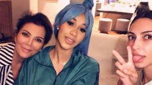Wie sieht die rapperin eigentlich ungeschminkt aus? Nach Kampf Gegen Akne Cardi B Zeigt Sich Ungeschminkt