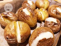 Conquistano con un ripieno cremoso, arricchito da pinoli croccanti. Patate Al Forno Ripiene Di Formaggio Ricette Al Volo
