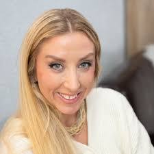 Alison Trainor's Instagram, Twitter & Facebook