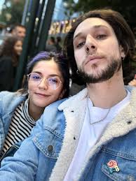 Quiet couple seeking sunshine coast accommodation