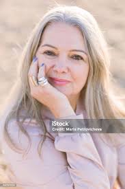 Seorang Wanita Tua Berambut Abuabu Yang Cantik Di Jalan Melihat Ke Kamera  Dan Tersenyum Konsep Usia Tua Yang Bahagia Dan Indah Foto Stok