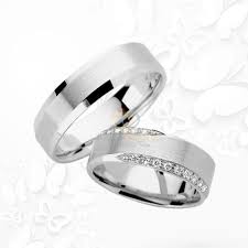 Cincin Kawin Nazihah Memiliki Desain Cincin Yang Elegan Terbuat Dari Bahan Emas Putih Yang Dibuat Oleh Pengrajinn Prof Cincin Kawin Cincin Cincin Kawin Berlian