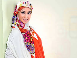 بأن عيد الفطر يُحدّد من خلال مراقبة هلال رمضان، لذلك قد يتغير التاريخ بيوم واحد فقط. 8jxedgjkkmc1em