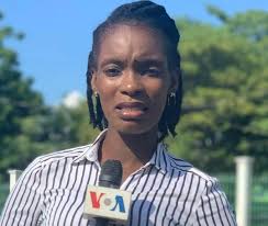 Ann ede sove lavi jounalis Matiado Vilme ki ap goumen ak yon kansè kolon.  Li menm komanse atake zo li. Li dwe kite peyi a san pèdi tan pou li ka al