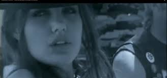 The song alta marea was written by antonello venditti and neil finn and was first released by antonello venditti in 1991. Angelina Jolie Sedicenne Esordiente Per Il Video Di Venditti Alta Marea La Repubblica