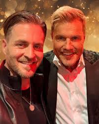 Hey ihr Lieben! Gestern wurde dieser Jungspund 70 Jahre jung, und ich hatte  die große Freude als einer seiner Ehrengäste zusammen mit anderen tollen  Kollegen wie @fraukeludowig_official, @sylviemeis, @brucedarnell,  @evelyn_burdecki, @dieterbohlen (Carina)