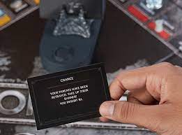 En esta edición especial del clásico juego de monopoly han remplazado las famosas calles por diferentes casas como la stark. Monopoly Game Of Thrones E3278