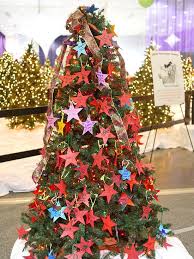 46 Stunning Ways To Trim Your Christmas Tree Outdoor Christmas Tree Decorations Christmas Tree Decorating Themes Christmas Tree Decorations