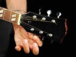Comme la basse est accordée en quarte ascendante, les doigtés ne changent pas peu importe où vous êtes sur le manche. Pourquoi Ma Guitare Se Desaccorde Instinct Guitare