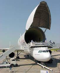 The airbus beluga is a heavy plane when it's completely unloaded. Airbus Beluga Transportflugzeug Mit Weltweit Grosstem Frachtraum