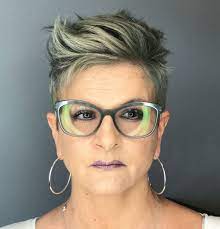 20 Universally Flattering Hairstyles For Women Over 50 With Glasses Womens Hairstyles Hair Styles Short Hair Styles