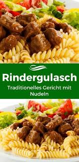 Traditionelles Und Kostliches Rindergulasch Mit Nudeln Rezept Rindergulasch Rindergulasch Rezept Gulasch Rezept Einfach