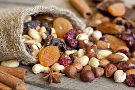 7 Raisons De Consommer Des Fruits Secs Malgre La Mauvaise Reputation Qu Ils Ont Eue Pendant Des Annees Aliment Energetique Aliments Riches En Fer Alimentation