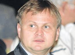 Skrita na parkirišču sta čakala žrtve