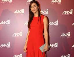 Δείγμα της δουλειάς της στο θέατρο είναι η παράσταση φεγγάρι από χαρτί (2020).στην τηλεόραση συμμετείχε. Xrysa Mixalopoyloy H Hlikia O Rolos Stis Agries Melisses Kai H Sxesh Me Ton Lewnida Koytsopoylo Fthis Gr