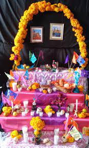 El altar de día de muertos está compuesto por elementos básicos cuyo valioso significado lo ha convertido en una de las partes más importantes de la celebración de muertos. Pin En Ofrenda