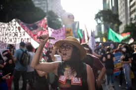Centenas de participantes que marcham em direção ao congresso nacional pedindo o impeachmant do presidente jair bolsonaro. W0fo2s4pvon0hm