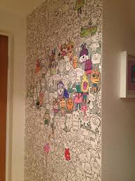 حكاية صورة En Twitter قام أحدهم في منزله بوضع ورق جدران عليه رسومات وفي كل مرة يزوره ضيف جديد يطلب منه تلوين إحدى الشخصيات والتوقيع عليها Http T Co Wtq7pt92w5