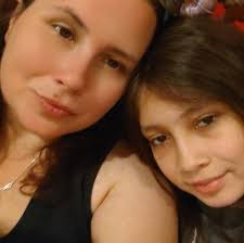 Anyone know a place in town that has good food and that is also kid  friendly?