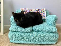 Stitched in durable red heart super saver, this couch is worked in a textured griddle. People Are Crocheting Adorable Tiny Couches For Their Cats The Animal Rescue Site News