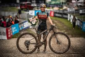 Wind im haar, sonne im gesicht, berggipfel bis hoch zum königsblauen himmel, rauschende blätter an vorbeifliegenden baumwipfeln. Trek Factory Racing Trekfactoryxc Twitter