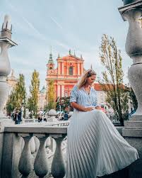 Look Into The Camera Girl Not The Phone This Shot Reminds Me So Much Of My Instagram Struggle When I Started T Colourful Outfits Fashion Photo