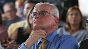 Renuncia Walter Higgins a la AEE