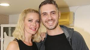 Πριν το ευρώ και το star επένδυε σε ελληνικές σειρές. Zeta Makrypoylia Stamathste Na Me Rwtate Pote 8a Pantreytw Me Ton Mixalh Znews