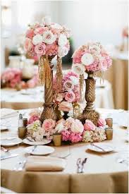 Los centros de mesa para bodas son unos de los elementos protagonistas de la decoración para matrimonio pues son los encargados de crear un ambiente acogedor y dar la bienvenida a los invitados que, en sus trajes y vestidos de fiesta, se une a la celebración. Pin By Bride Ideas On Centros De Mesa Wedding Reception Centerpieces Pink And Gold Wedding Wedding Reception Decorations
