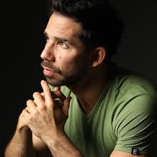 Todas estas fotos están tomadas entre el 2018 y el 2024 (wow, 7 años).  Todas están tomadas en distintos ambientes: de viaje, en entrevistas,  alfombras, shootings, un día x, etc. Todas están