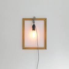 Ein Mobelstuck Oder Kunst Zumindest Gewagt Ein Leerer Bilderrahmen Eine Lampenfassung Aus Bakelit Und Etwas Textilkabel Mehr In 2020 Wall Lights Sconces Design