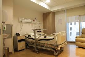 Es por este motivo, que sólo se esta atendiendo a pacientes en riesgo vital. Hospitalizados Galeria Clinica Bupa Santiago
