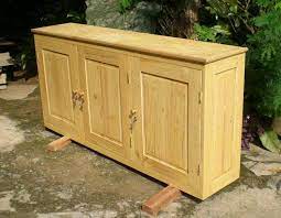 Terbuat dari kayu jati belanda (pine) dengan kombinasi kayu jati belanda yang berwarna kemerahan pada laci dan frame pintunya. Perabot Kayu Sederhana Simply Wood Furniture Lemari Dinding Wall Cabinet Lemari Dinding Lemari Kayu