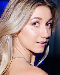 a fresh blonde & a baby blue dress>> 💙 thx for having me! @halfmagicbeauty  @dieuxskin hair @vartalisalon photo @d.r.dre necklace @zalesjewelers #nyc  #inspo #newyork #makeup #explore