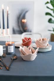 Um aus servietten eine rose zu falten , sind schöne stoffservietten in der größe 40×40 weitere serviettenfalttechnik könnte für sie interessant sein: Tischdeko Idee Fur Den Valentinstag Elegante Servietten Rosen Im Glas Falten Sinnenrausch Der Kreative Diy Blog Fur Wohnsinnige Und Selbermacher