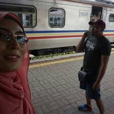 Tetiba, lili yang ternampak juluran ranting di jendela mendapati danel memberi isyarat mengajak lili menemaninya ke pekan untuk membeli minyak gamat, setelah mendapat kebenaran nenek. Pengalaman Menaiki Keretapi Ktmb Dari Kulai Ke Kluang