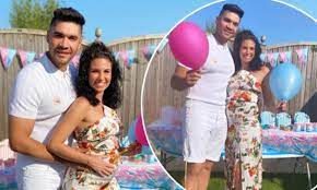 Louis, mo 1998 to 2000 network engineer. Louis Smith Confirms He Is Expecting A Baby Girl With Partner Charlie Bruce Daily Mail Online
