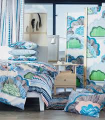 Raum U A Mit Doftranka Bettwasche Set In Weiss Bunt In Einem Stapel Ikea Bett Ikea Zuhause Haus Deko