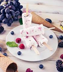 Polos Cremosos De Yogur Con Arandanos Y Frambuesas Creativegan Net Se suelen usar varias cepas diferentes para conseguir una fermentación más completa, principalmente streptococcus thermophilus. polos cremosos de yogur con arandanos y frambuesas creativegan net